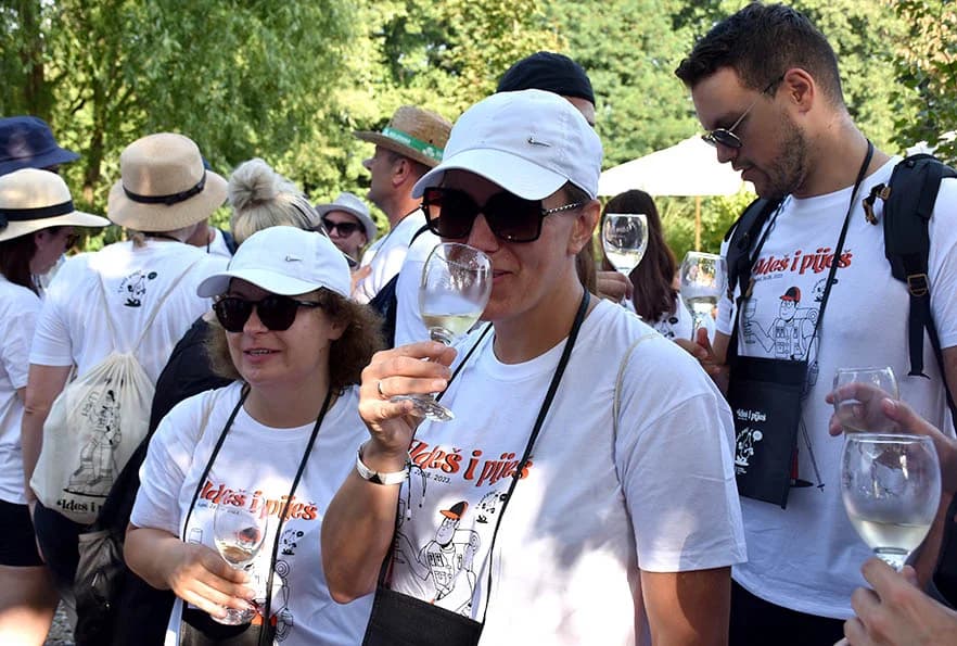 [FOTOGALERIJA] Uz jelo i piće kaptolačkim vinogradima prošlo više od četiri stotine sudionika