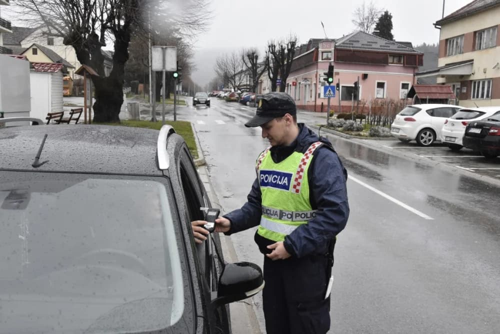 Sa malo više promila (2,06) upravljao vozilom bez dokumenata