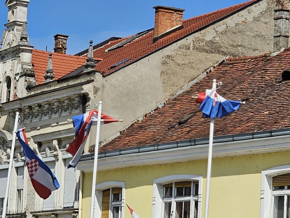 (Ne)dostojanstveno za Državni praznik: Omotane zastave oko jarbola na požeškom središnjem Trgu – zar požeški Komunalac nema dežurne radnike koji su plaćeni za takav posao