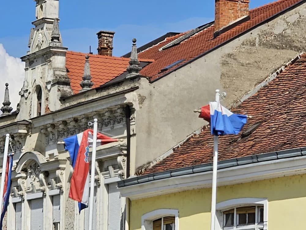 (Ne)dostojanstveno za Državni praznik: Omotane zastave oko jarbola na požeškom središnjem Trgu – zar požeški Komunalac nema dežurne radnike koji su plaćeni za takav posao