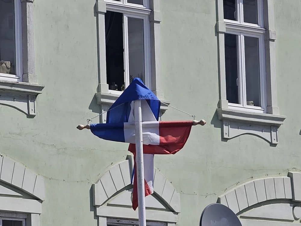 (Ne)dostojanstveno za Državni praznik: Omotane zastave oko jarbola na požeškom središnjem Trgu – zar požeški Komunalac nema dežurne radnike koji su plaćeni za takav posao