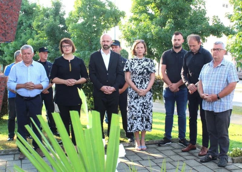 U Pleternici polaganjem vijenaca i paljenjem svijeća odana počast poginulim braniteljima