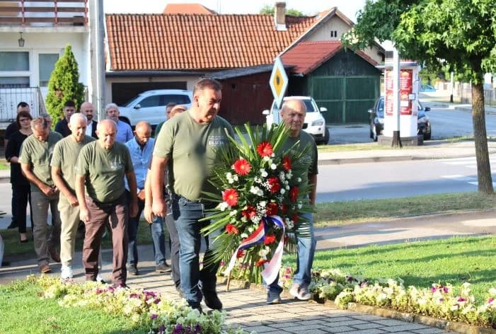 U Pleternici polaganjem vijenaca i paljenjem svijeća odana počast poginulim braniteljima