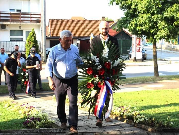 U Pleternici polaganjem vijenaca i paljenjem svijeća odana počast poginulim braniteljima