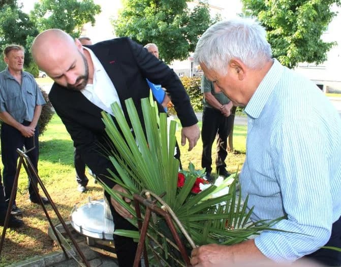 U Pleternici polaganjem vijenaca i paljenjem svijeća odana počast poginulim braniteljima