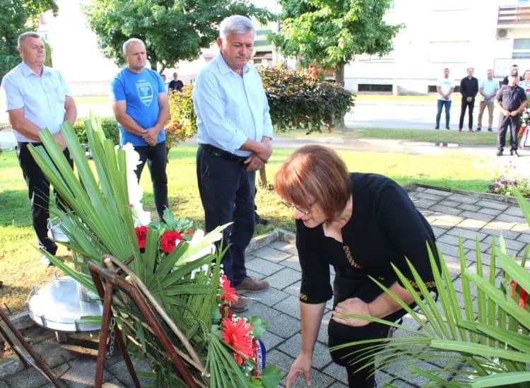 U Pleternici polaganjem vijenaca i paljenjem svijeća odana počast poginulim braniteljima