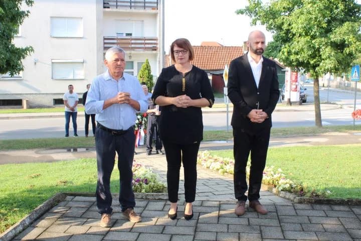 U Pleternici polaganjem vijenaca i paljenjem svijeća odana počast poginulim braniteljima
