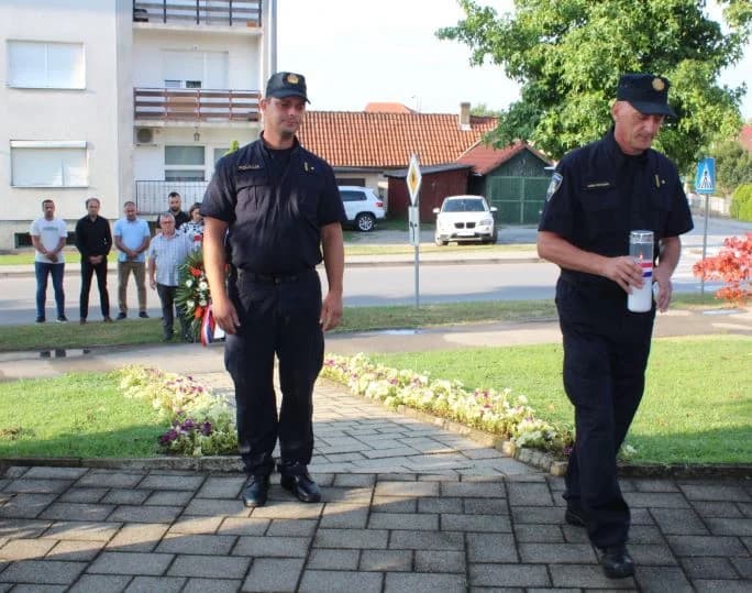 U Pleternici polaganjem vijenaca i paljenjem svijeća odana počast poginulim braniteljima