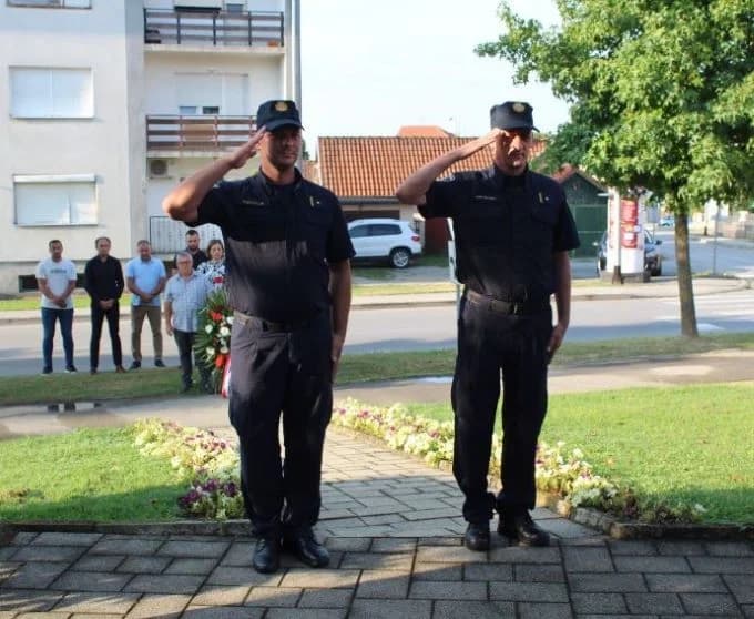 U Pleternici polaganjem vijenaca i paljenjem svijeća odana počast poginulim braniteljima