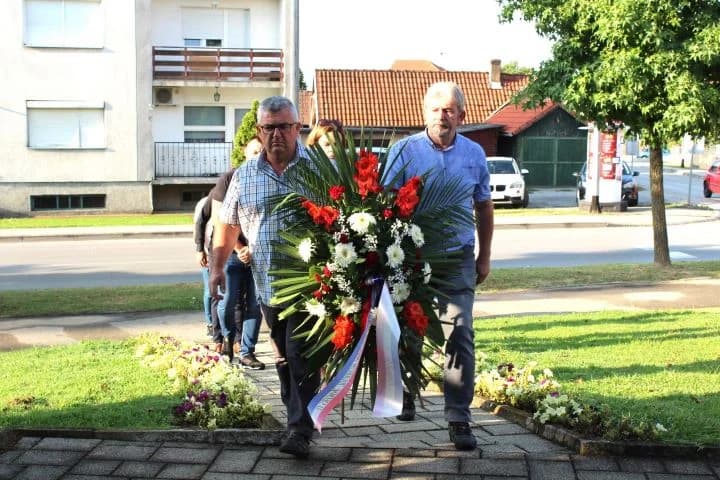 U Pleternici polaganjem vijenaca i paljenjem svijeća odana počast poginulim braniteljima