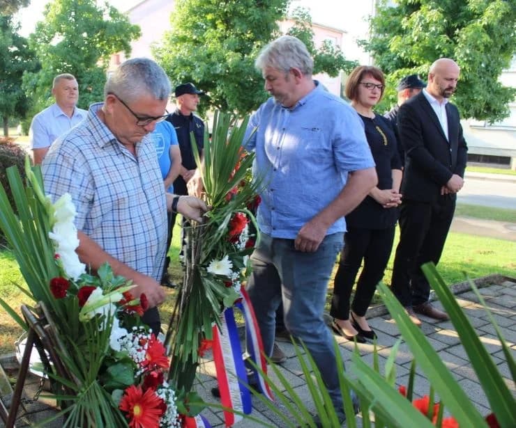 U Pleternici polaganjem vijenaca i paljenjem svijeća odana počast poginulim braniteljima