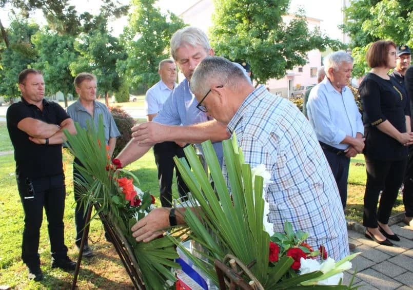 U Pleternici polaganjem vijenaca i paljenjem svijeća odana počast poginulim braniteljima