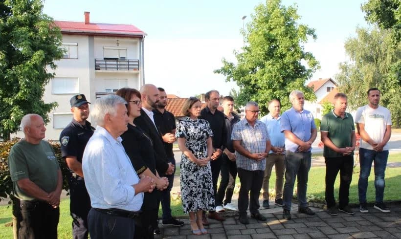 U Pleternici polaganjem vijenaca i paljenjem svijeća odana počast poginulim braniteljima