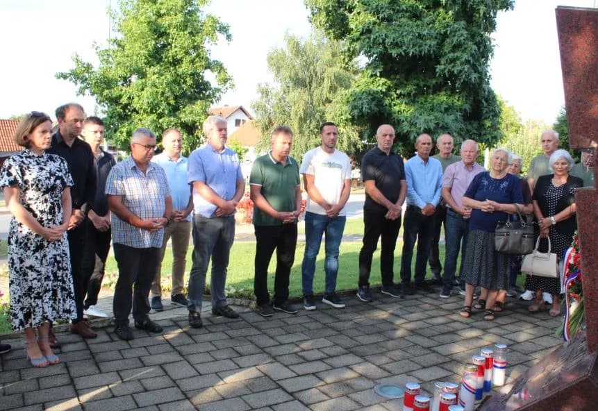 U Pleternici polaganjem vijenaca i paljenjem svijeća odana počast poginulim braniteljima