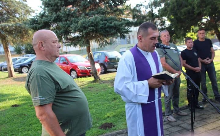 U Pleternici polaganjem vijenaca i paljenjem svijeća odana počast poginulim braniteljima