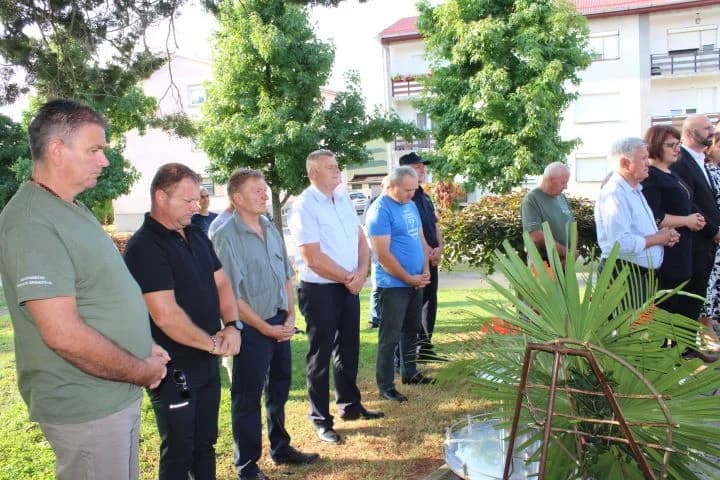 U Pleternici polaganjem vijenaca i paljenjem svijeća odana počast poginulim braniteljima