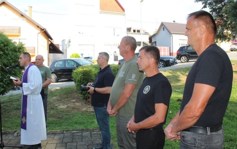 U Pleternici polaganjem vijenaca i paljenjem svijeća odana počast poginulim braniteljima