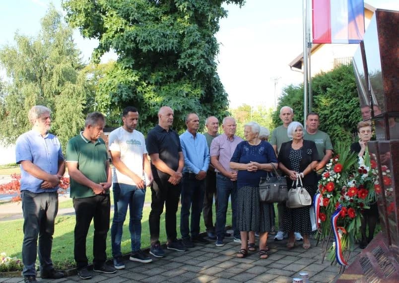 U Pleternici polaganjem vijenaca i paljenjem svijeća odana počast poginulim braniteljima