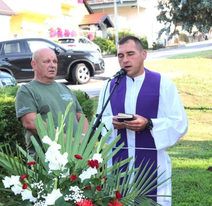 U Pleternici polaganjem vijenaca i paljenjem svijeća odana počast poginulim braniteljima
