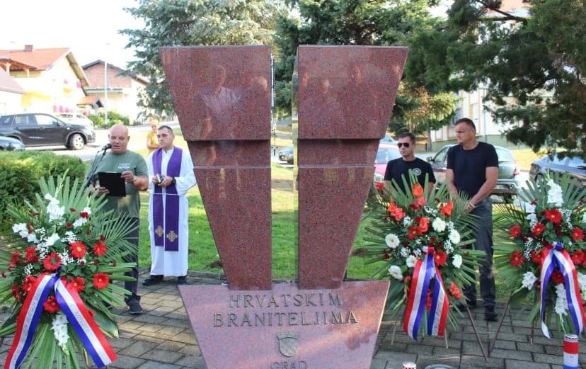U Pleternici polaganjem vijenaca i paljenjem svijeća odana počast poginulim braniteljima
