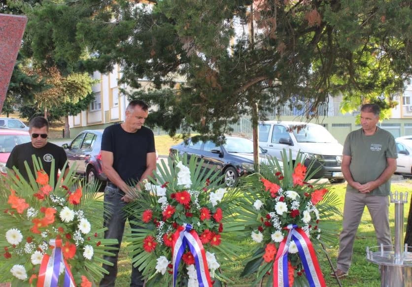 U Pleternici polaganjem vijenaca i paljenjem svijeća odana počast poginulim braniteljima