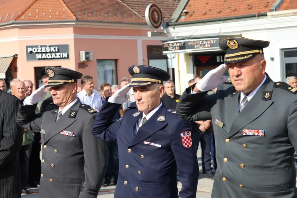 Uz Dana pobjede i domovinske zahvalnosti i Dana hrvatskih branitelja položeni vijenci i zapaljene svijeće na Trgu 123. brigade u Požegi