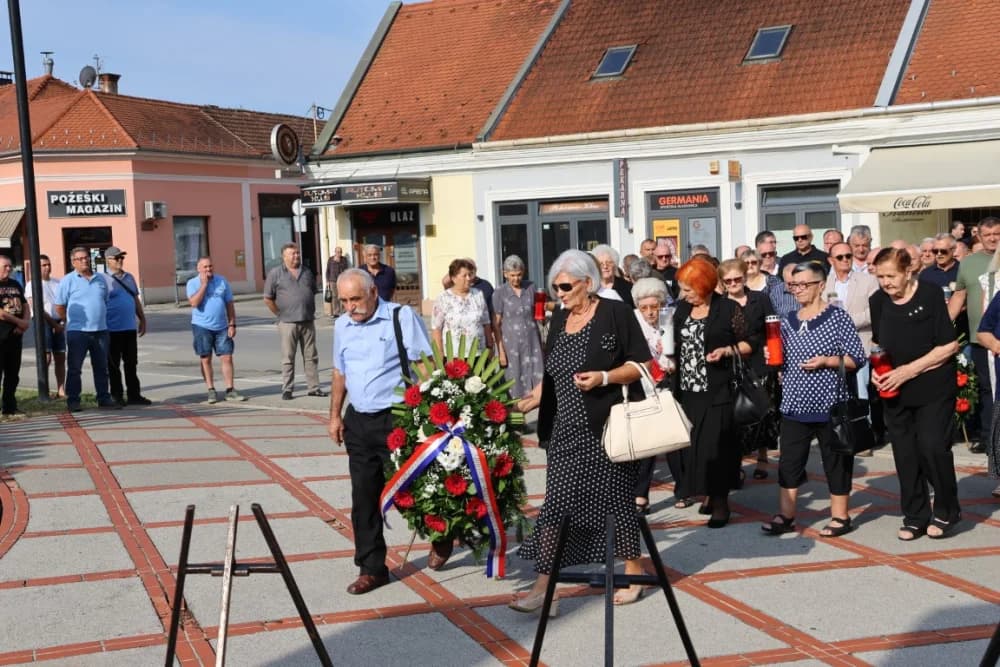 Uz Dana pobjede i domovinske zahvalnosti i Dana hrvatskih branitelja položeni vijenci i zapaljene svijeće na Trgu 123. brigade u Požegi
