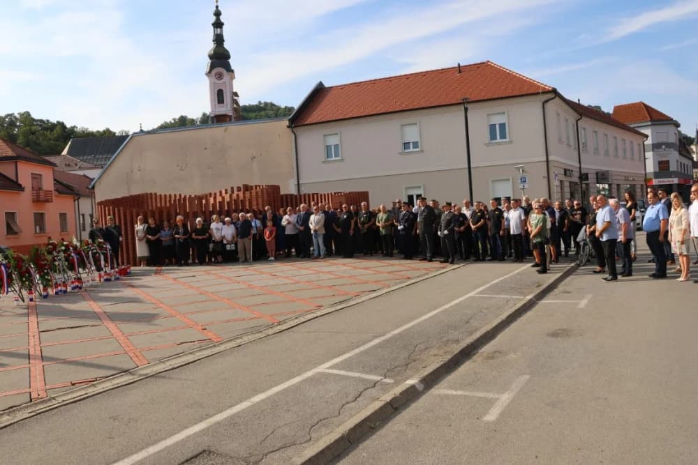 Uz Dana pobjede i domovinske zahvalnosti i Dana hrvatskih branitelja položeni vijenci i zapaljene svijeće na Trgu 123. brigade u Požegi