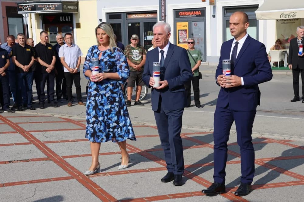 Uz Dana pobjede i domovinske zahvalnosti i Dana hrvatskih branitelja položeni vijenci i zapaljene svijeće na Trgu 123. brigade u Požegi