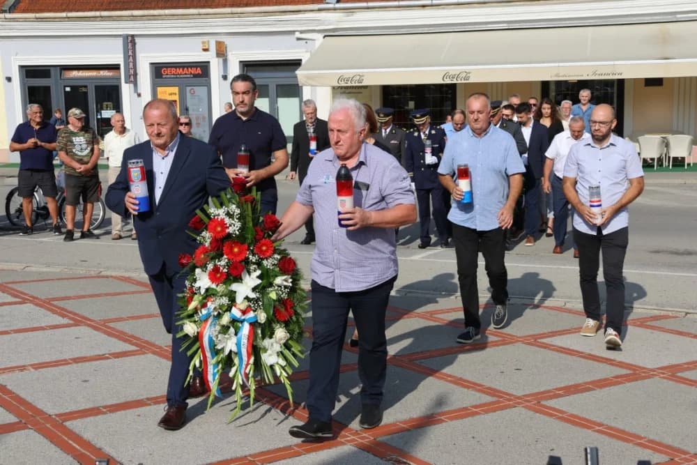 Uz Dana pobjede i domovinske zahvalnosti i Dana hrvatskih branitelja položeni vijenci i zapaljene svijeće na Trgu 123. brigade u Požegi