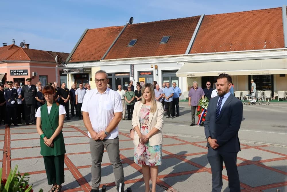 Uz Dana pobjede i domovinske zahvalnosti i Dana hrvatskih branitelja položeni vijenci i zapaljene svijeće na Trgu 123. brigade u Požegi