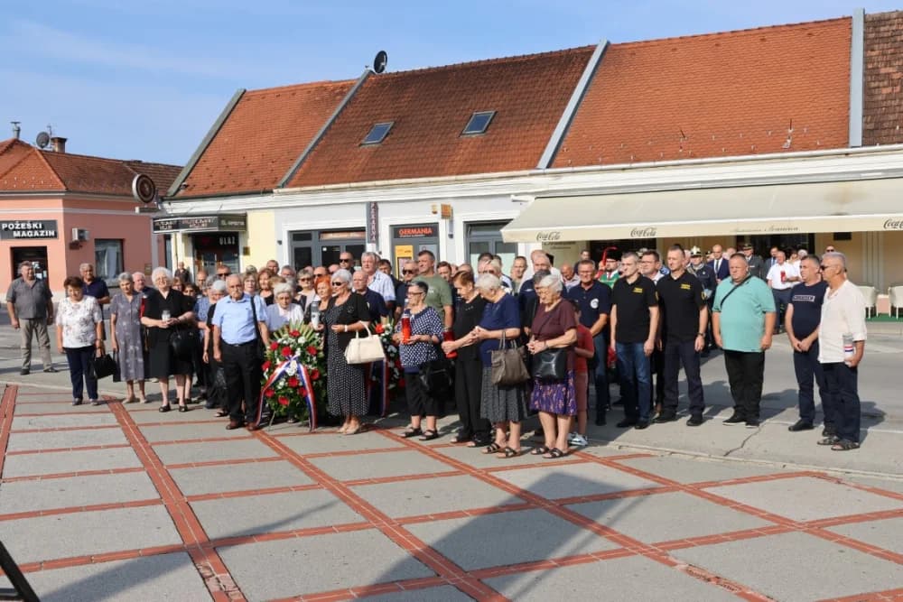 Uz Dana pobjede i domovinske zahvalnosti i Dana hrvatskih branitelja položeni vijenci i zapaljene svijeće na Trgu 123. brigade u Požegi
