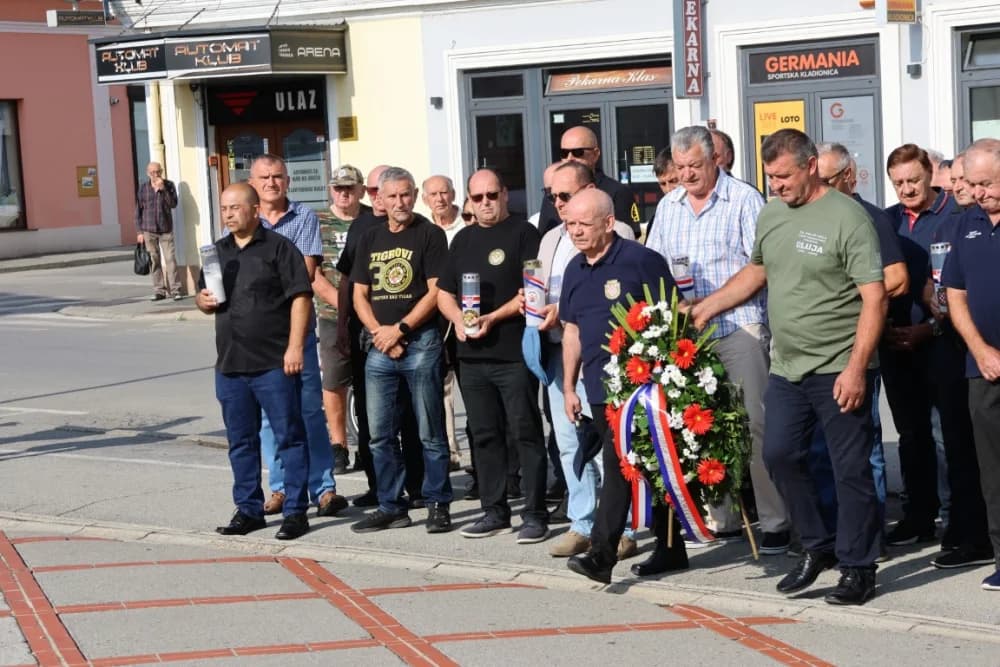 Uz Dana pobjede i domovinske zahvalnosti i Dana hrvatskih branitelja položeni vijenci i zapaljene svijeće na Trgu 123. brigade u Požegi