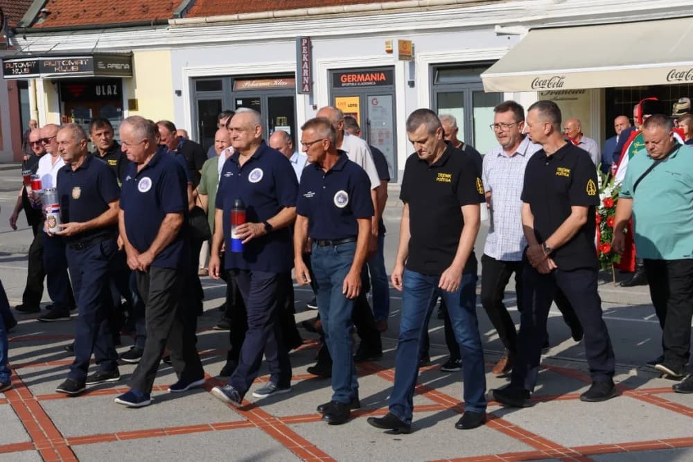Uz Dana pobjede i domovinske zahvalnosti i Dana hrvatskih branitelja položeni vijenci i zapaljene svijeće na Trgu 123. brigade u Požegi