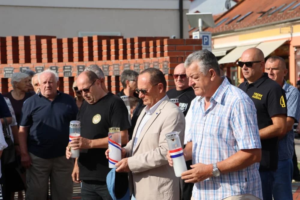 Uz Dana pobjede i domovinske zahvalnosti i Dana hrvatskih branitelja položeni vijenci i zapaljene svijeće na Trgu 123. brigade u Požegi