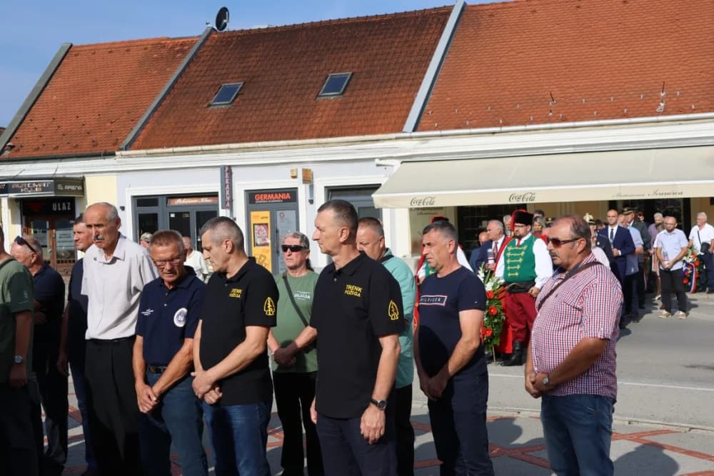 Uz Dana pobjede i domovinske zahvalnosti i Dana hrvatskih branitelja položeni vijenci i zapaljene svijeće na Trgu 123. brigade u Požegi