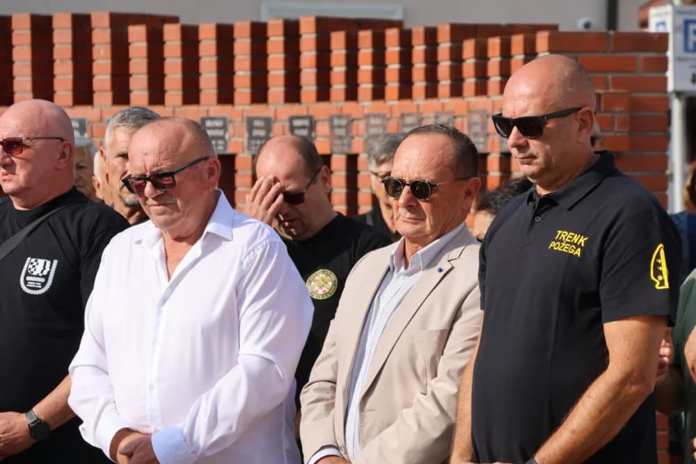Uz Dana pobjede i domovinske zahvalnosti i Dana hrvatskih branitelja položeni vijenci i zapaljene svijeće na Trgu 123. brigade u Požegi
