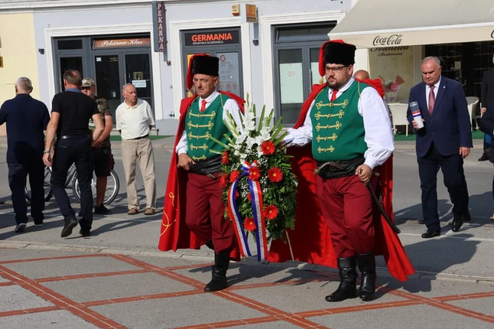 Uz Dana pobjede i domovinske zahvalnosti i Dana hrvatskih branitelja položeni vijenci i zapaljene svijeće na Trgu 123. brigade u Požegi