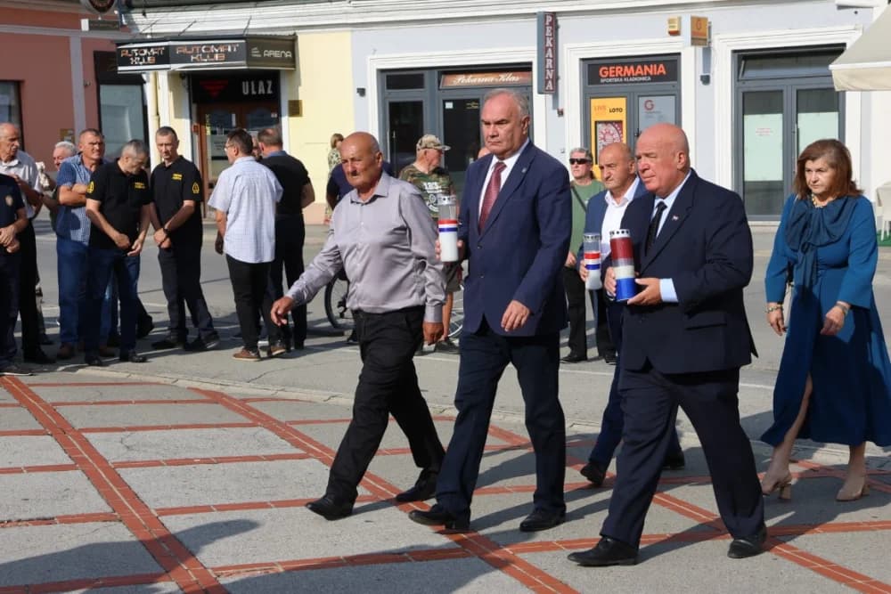 Uz Dana pobjede i domovinske zahvalnosti i Dana hrvatskih branitelja položeni vijenci i zapaljene svijeće na Trgu 123. brigade u Požegi
