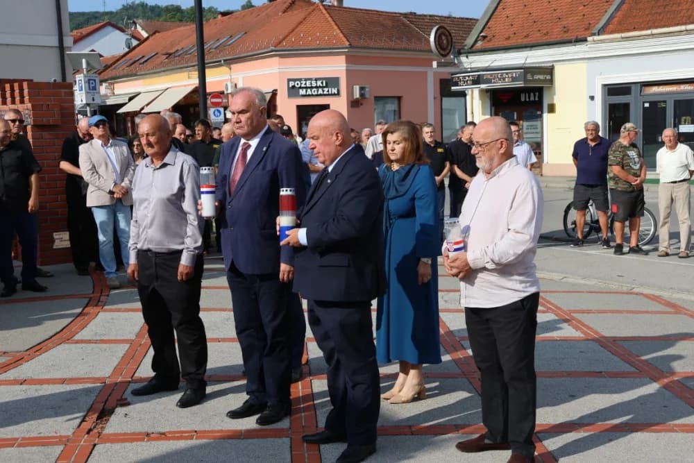 Uz Dana pobjede i domovinske zahvalnosti i Dana hrvatskih branitelja položeni vijenci i zapaljene svijeće na Trgu 123. brigade u Požegi