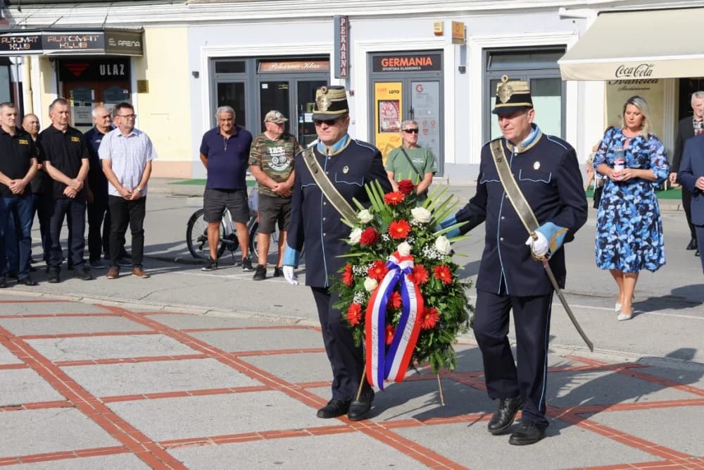 Uz Dana pobjede i domovinske zahvalnosti i Dana hrvatskih branitelja položeni vijenci i zapaljene svijeće na Trgu 123. brigade u Požegi