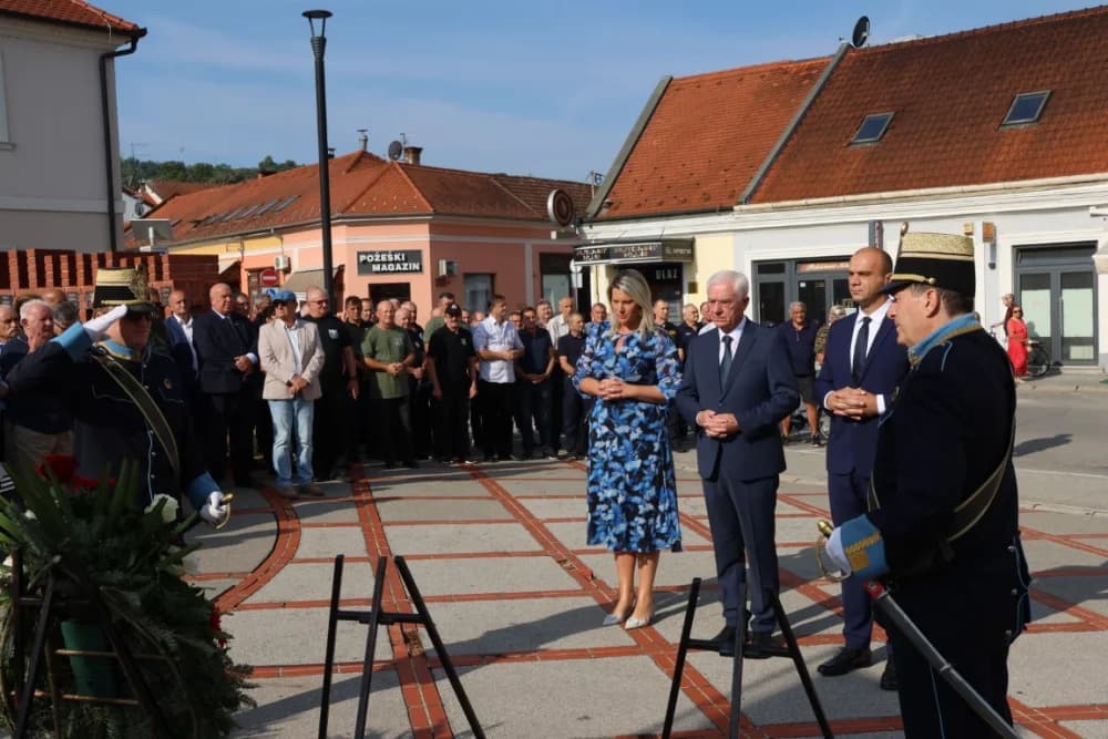 Uz Dana pobjede i domovinske zahvalnosti i Dana hrvatskih branitelja položeni vijenci i zapaljene svijeće na Trgu 123. brigade u Požegi