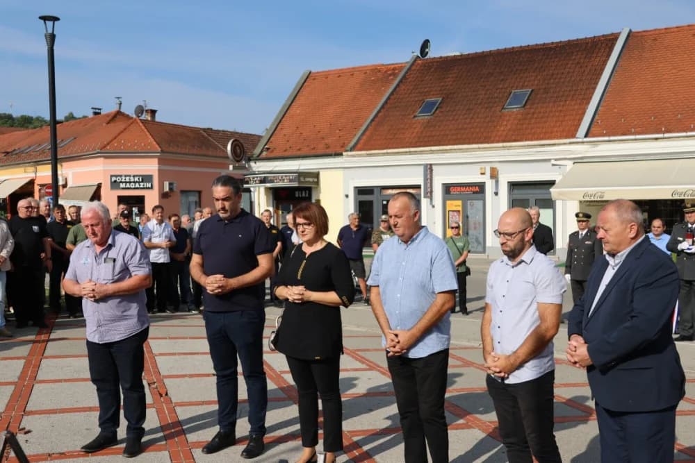 Uz Dana pobjede i domovinske zahvalnosti i Dana hrvatskih branitelja položeni vijenci i zapaljene svijeće na Trgu 123. brigade u Požegi
