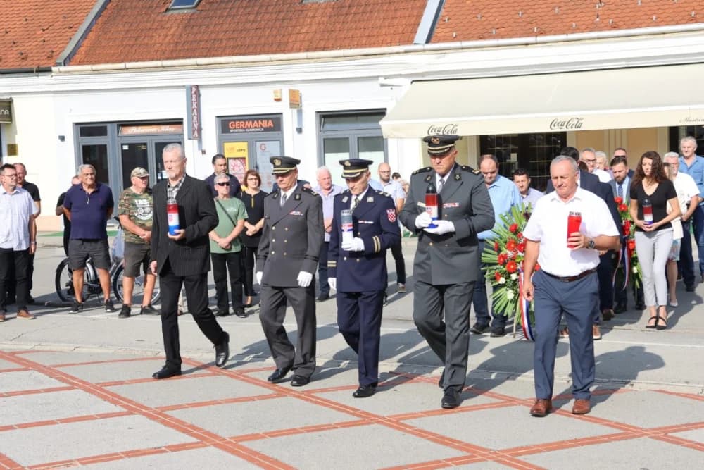 Uz Dana pobjede i domovinske zahvalnosti i Dana hrvatskih branitelja položeni vijenci i zapaljene svijeće na Trgu 123. brigade u Požegi