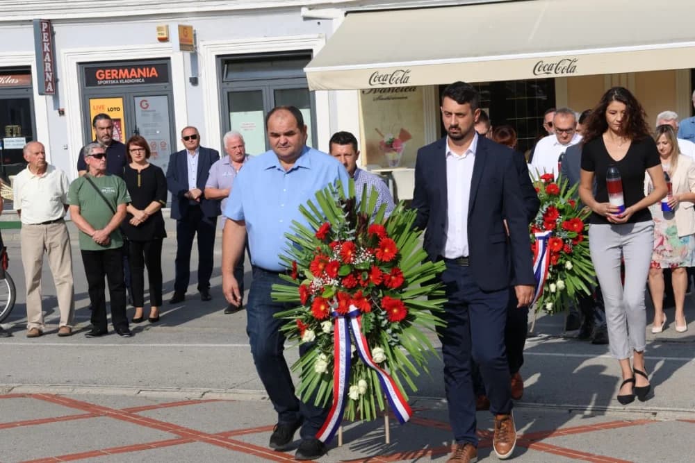 Uz Dana pobjede i domovinske zahvalnosti i Dana hrvatskih branitelja položeni vijenci i zapaljene svijeće na Trgu 123. brigade u Požegi