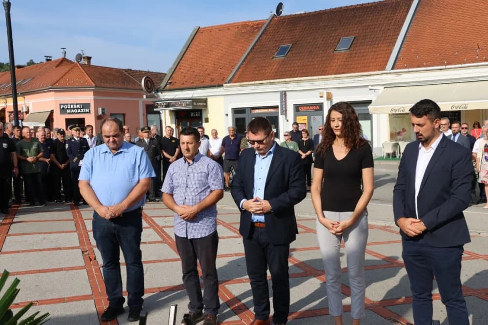 Uz Dana pobjede i domovinske zahvalnosti i Dana hrvatskih branitelja položeni vijenci i zapaljene svijeće na Trgu 123. brigade u Požegi