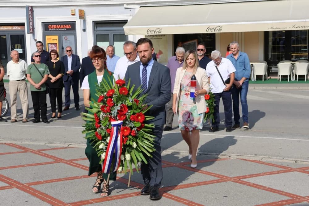 Uz Dana pobjede i domovinske zahvalnosti i Dana hrvatskih branitelja položeni vijenci i zapaljene svijeće na Trgu 123. brigade u Požegi
