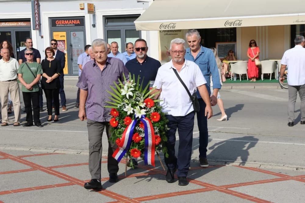 Uz Dana pobjede i domovinske zahvalnosti i Dana hrvatskih branitelja položeni vijenci i zapaljene svijeće na Trgu 123. brigade u Požegi
