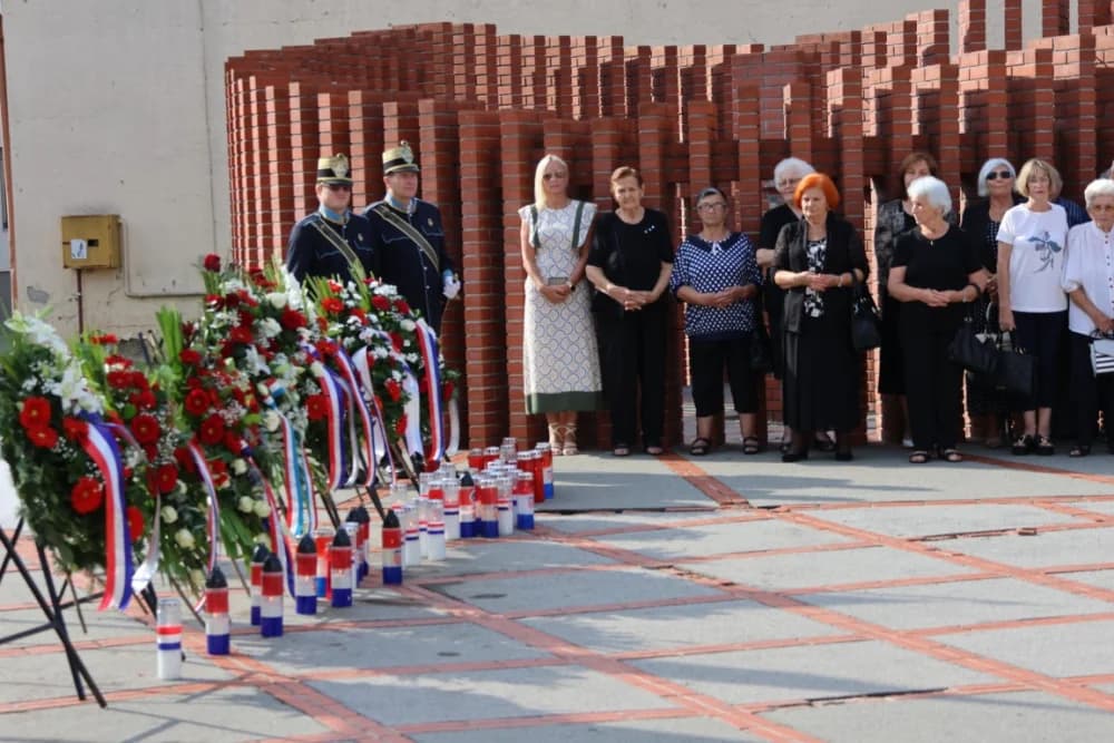 Uz Dana pobjede i domovinske zahvalnosti i Dana hrvatskih branitelja položeni vijenci i zapaljene svijeće na Trgu 123. brigade u Požegi