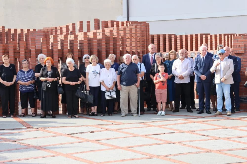 Uz Dana pobjede i domovinske zahvalnosti i Dana hrvatskih branitelja položeni vijenci i zapaljene svijeće na Trgu 123. brigade u Požegi